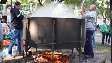 Una de las 300 ollas populares que se organizaron este 1º de Mayo.