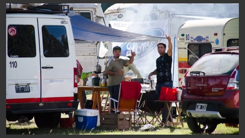 Fanáticos del TC acampan en las afueras del autódromo. 