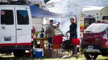 Fanáticos del TC acampan en las afueras del autódromo.