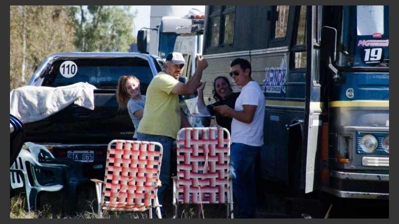 Fanáticos del TC acampan en las afueras del autódromo. 