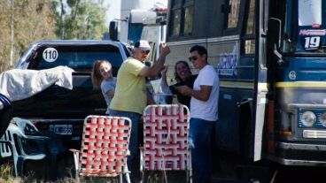 Fanáticos del TC acampan en las afueras del autódromo.