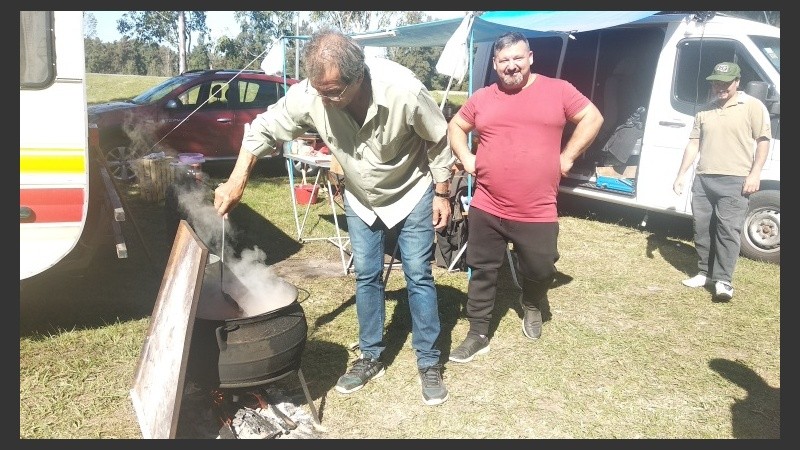Fanáticos del TC acampan en las afueras del autódromo. 