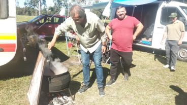Fanáticos del TC acampan en las afueras del autódromo.