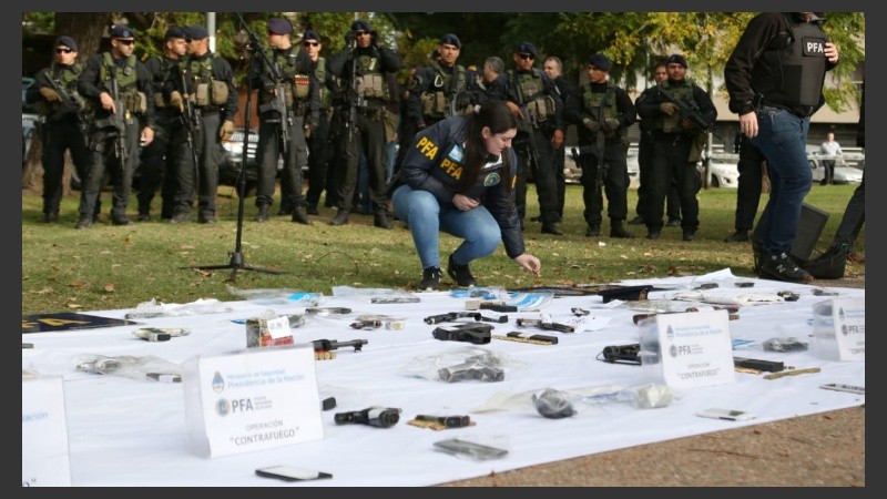 Se secuestraron muchas armas en los operativos de este jueves.