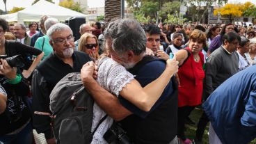 Abrazo y mucha emoción tras conocerse el fallo.