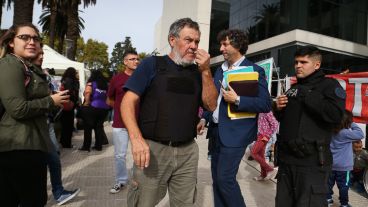 Alberto Perassi en la espera de los fallos, que finalmente absolvieron a los acusados.