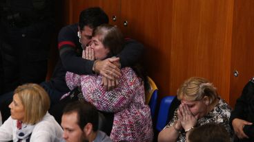 Strumia y su esposa tras la absolución para ambos en el juicio.