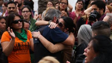 La emoción y el dolor eterno de Alberto Perassi, expresado en un abrazo.