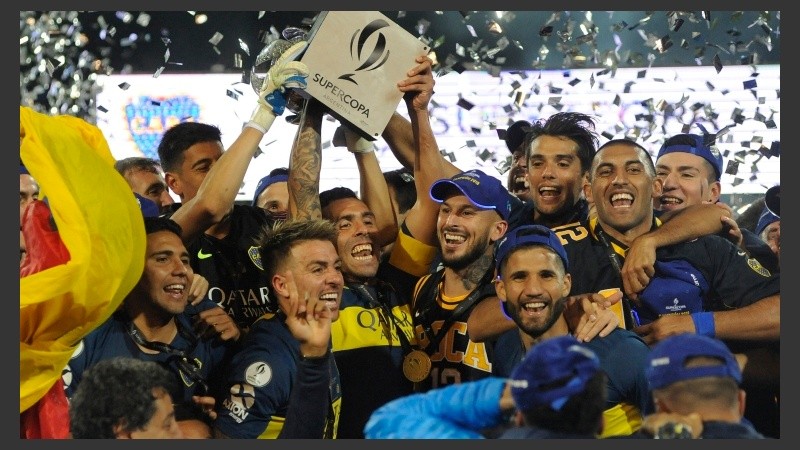 Tevez tiene en sus manos la Supercopa. Central cayó por penales ante Boca.