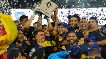 Tevez tiene en sus manos la Supercopa. Central cayó por penales ante Boca.