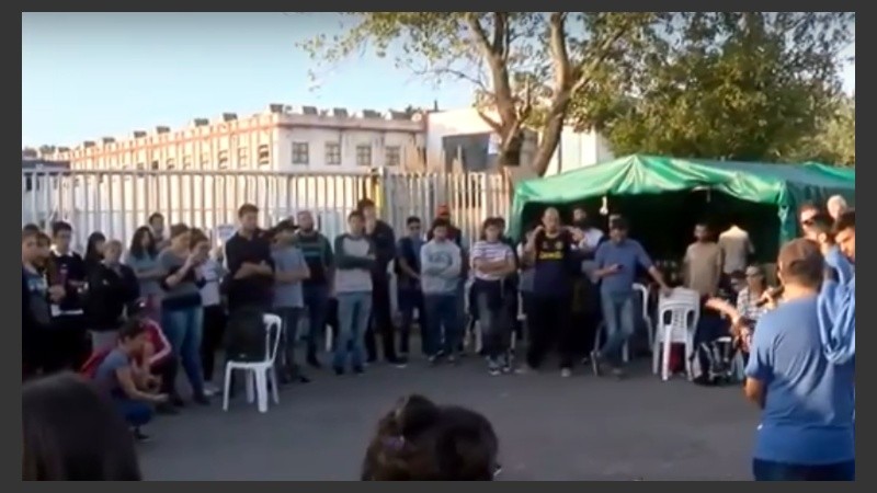 El bloqueo se realiza en la puerta de la empresa, en Batlle y Ordóñez al 3400.