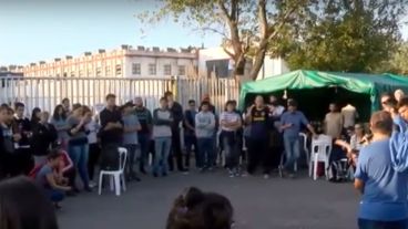 Los trabajadores realizan un acampe frente a la empresa.