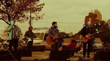 Los Bardos se presentan como “juglares del asfalto, de historias y sonidos de diversas latitudes.