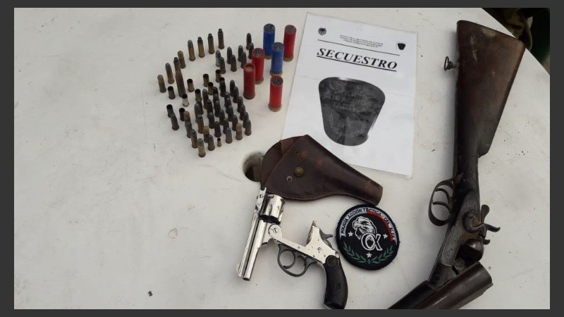 Un revolver y una escopeta le fueron secuestradas al conductor.