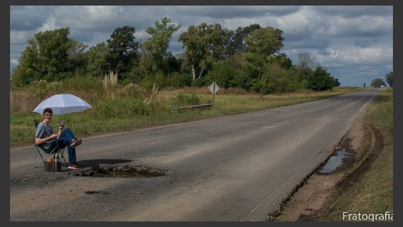 El joven y su particular protesta junto al enorme pozo en la 178.