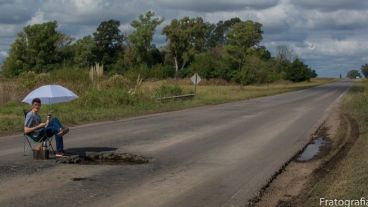 El joven y su particular protesta junto al enorme pozo en la 178.