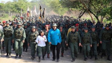 Maduro se mostró junto al Ejército y llamó a "defender la soberanía".