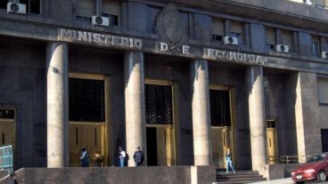 La reapertura de Lecaps será en pesos o en dólares al tipo de cambio correspondiente.