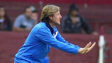 Calma. Heinze aún dirige Vélez y por eso Newell's dice no haberlo llamado.