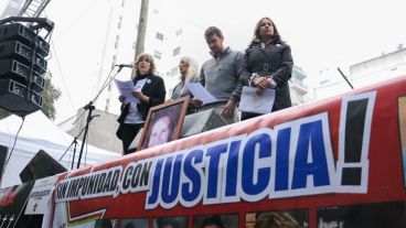 Eleonora López, hermana de un fallecido, habla en uno de los actos anuales.