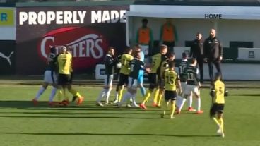 Los jugadores a puro reclamo tras la falta de Fair Play.