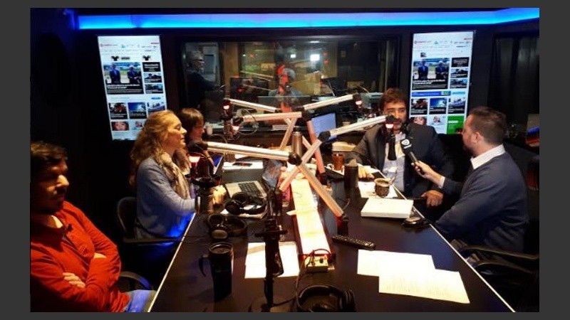 La entrevista televisiva y radial al mismo tiempo. 