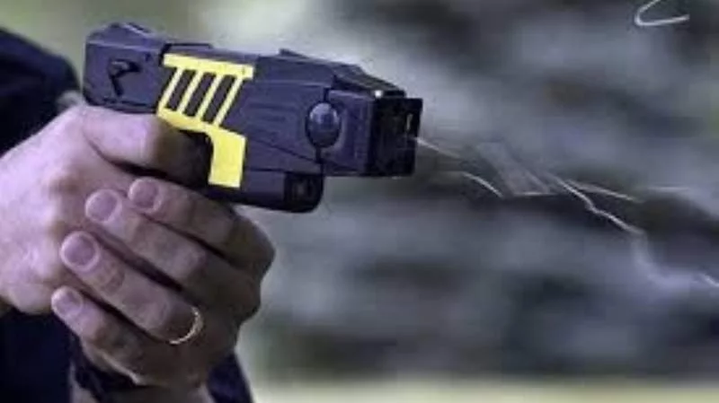 Las pistolas taser ya podrán ser usadas por uniformados en aeropuertos y estaciones de trenes. 