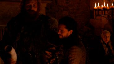 La madre de dragones sorprendida con un insólito objeto a su lado.