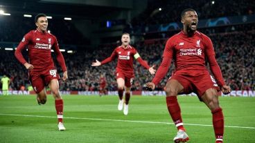 Los jugadores de Liverpool gritan con fuerza el último tanto.