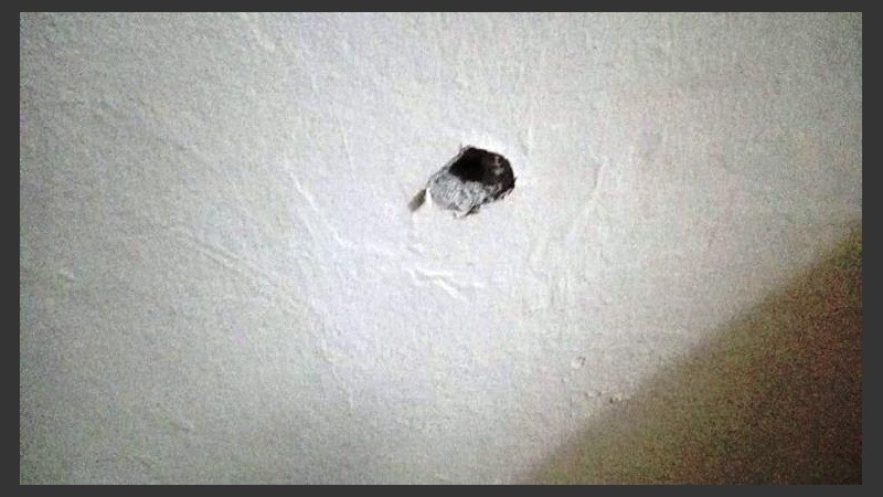 Un balazo en la pared. 