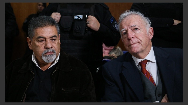 García sentado junto a su abogado defensor en el primer día del juicio. 