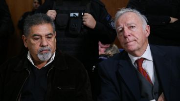 García sentado junto a su abogado defensor en el primer día del juicio.