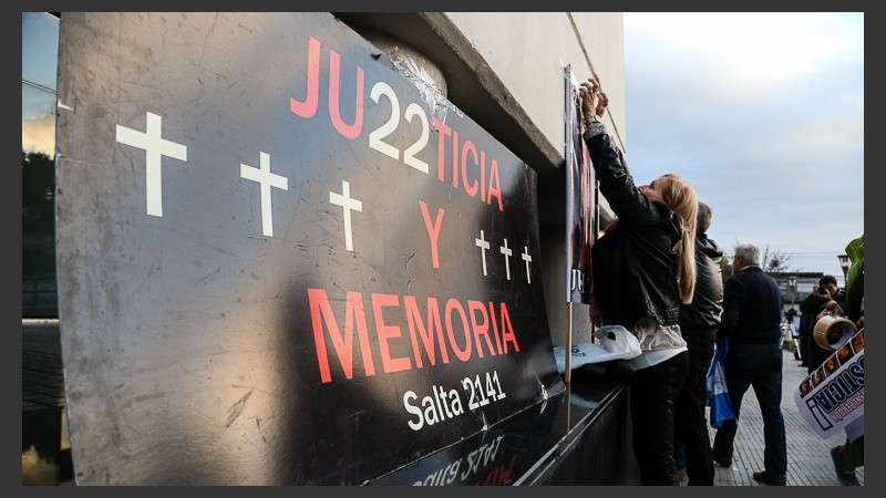 Familiares de víctimas de la explosión de calle Salta en la previa del inicio del juicio este miércoles. 