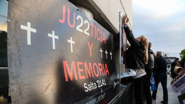 Familiares de víctimas de la explosión de calle Salta en la previa del inicio del juicio este miércoles.