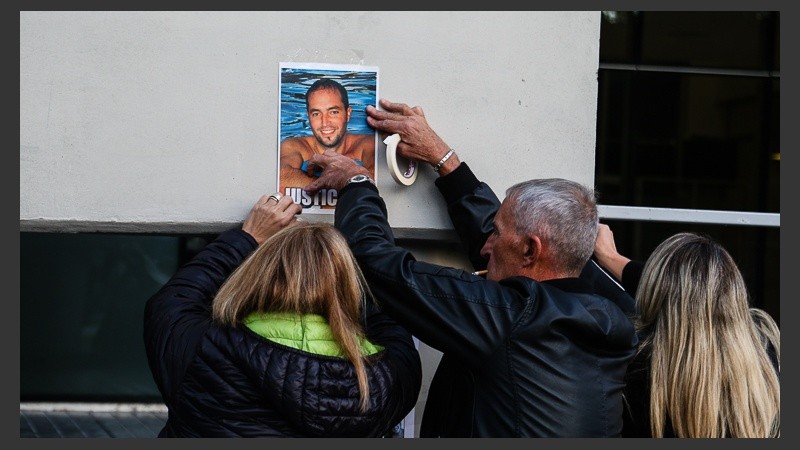 Familiares de víctimas de la explosión de calle Salta en la previa del inicio del juicio este miércoles. 