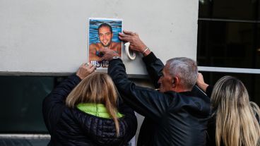 Familiares de víctimas de la explosión de calle Salta en la previa del inicio del juicio este miércoles.