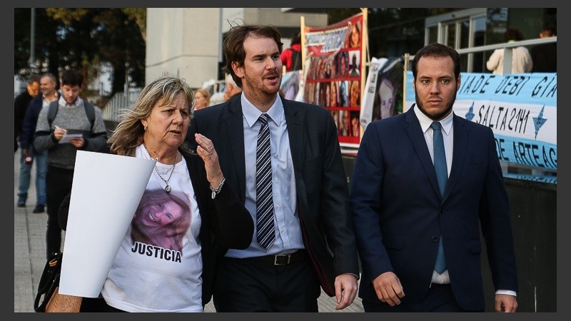 Familiares de víctimas de la explosión de calle Salta en la previa del inicio del juicio este miércoles. 