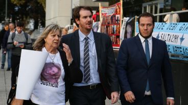 Familiares de víctimas de la explosión de calle Salta en la previa del inicio del juicio este miércoles.