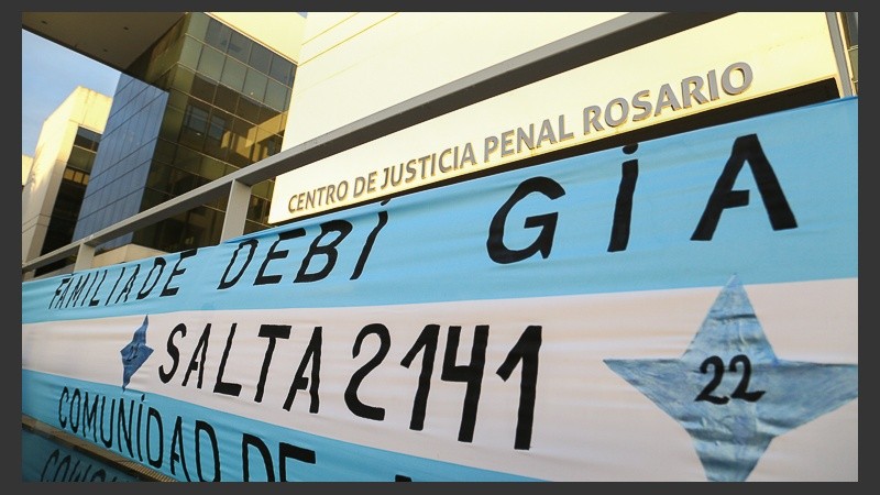 Familiares de víctimas de la explosión de calle Salta en la previa del inicio del juicio este miércoles. 