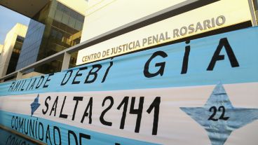 Familiares de víctimas de la explosión de calle Salta en la previa del inicio del juicio este miércoles.