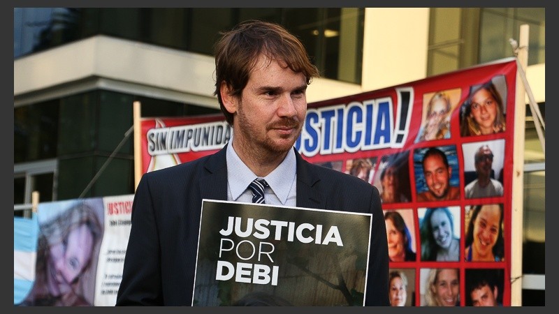 Familiares de víctimas de la explosión de calle Salta en la previa del inicio del juicio este miércoles. 