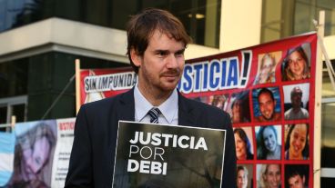 Familiares de víctimas de la explosión de calle Salta en la previa del inicio del juicio este miércoles.