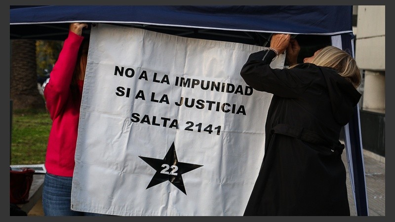 Familiares de víctimas de la explosión de calle Salta en la previa del inicio del juicio este miércoles. 