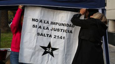 Familiares de víctimas de la explosión de calle Salta en la previa del inicio del juicio este miércoles.