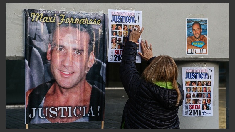 Familiares de víctimas de la explosión de calle Salta en la previa del inicio del juicio este miércoles. 