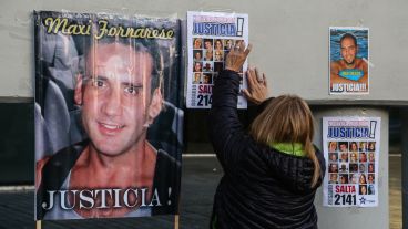 Familiares de víctimas de la explosión de calle Salta en la previa del inicio del juicio este miércoles.