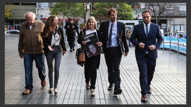 Familiares de víctimas de la explosión de calle Salta en la previa del inicio del juicio este miércoles. 