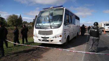 El colectivo del SP fue atacado este mediodía sobre la autopista.