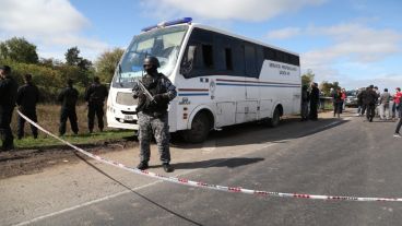 El colectivo del SP fue atacado este mediodía sobre la autopista.