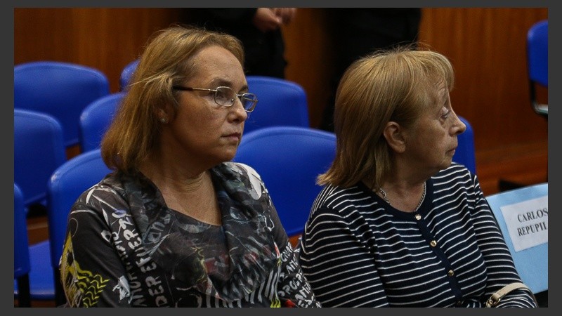 Calvillo al lado de su madre, Norma Bauer, quien 